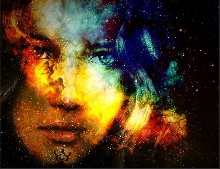 Cara de mujer formada por estrellas y galaxias de colores